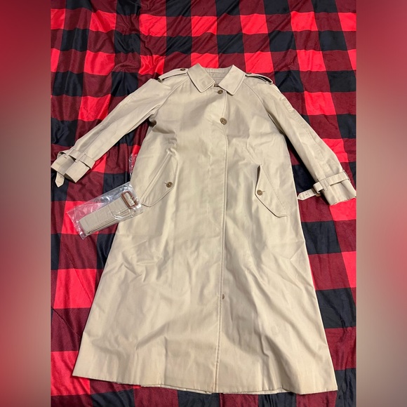 Burberry vintage trench coat- EUC! - Picture 1 of 16